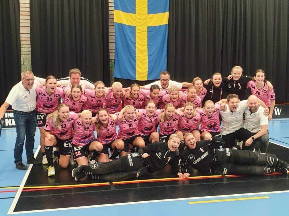 VarmlandsIBF's tweet photo. Vi skickar ett stort grattis till GS 86 AIF som idag vann regionslutspelet i DJ18-SM i Mölnlycke och därmed är ett av fyra lag i Sverige som är klara för Innebandyfesten i DJ18-SM!

Man vann finalen i regionslutspelet med 4-3 mot Pixbo Wallenstam IBF. #innebandy https://t.co/OopxUNukW3