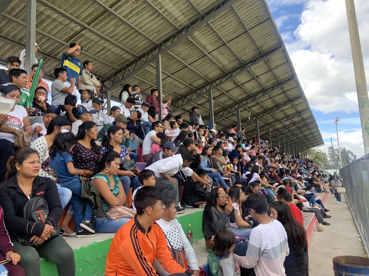 reijournalist's tweet photo. Fútbol #InterParroquial en #Quito, más gente que en primera división. https://t.co/w2mDmzfwCn