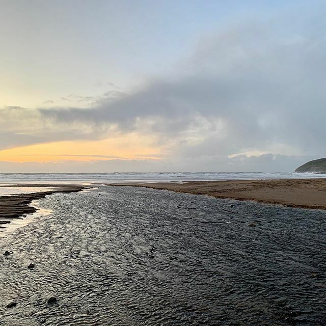 A powerful sky setting the scene for the storm to come. #croyde #beach #winterwalks