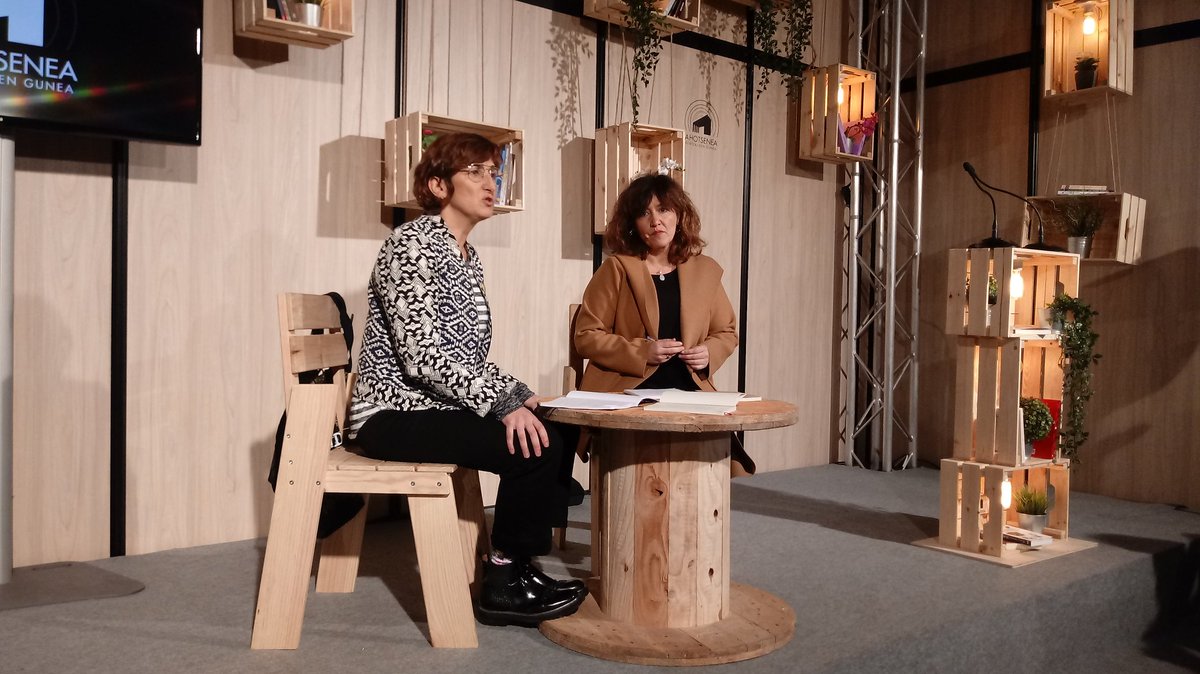 MAsensioLozano's tweet photo. Orain urte gutxira arte pentsaezina zen @durangokoazoka-n hainbeste emakume feministaren jakinduriaz eta konplizitateaz gozatzea, eta euren lanak euskaraz plazan ikustea. Une zirraragarriak bizi izan ditugu gaur ere. Eskerrik asko denoi! 💜 https://t.co/nRqfsonPpP