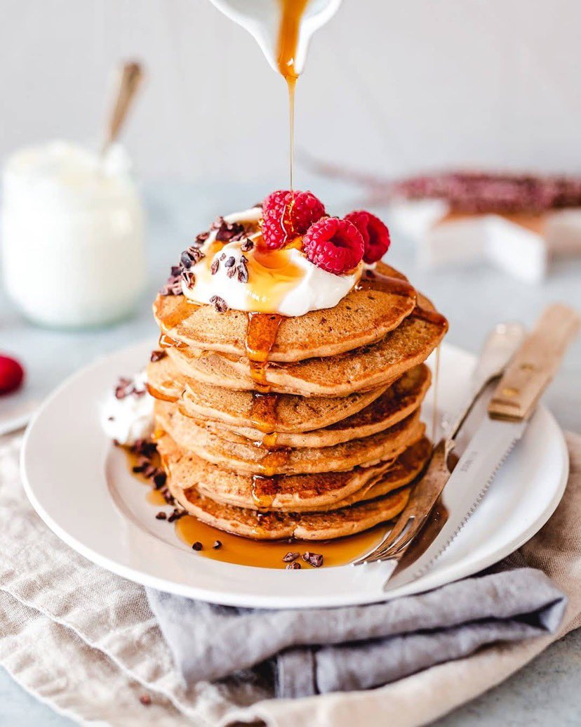 I love that following a #plantbased diet doesn’t mean giving up your favourite foods. #pancakes are always a winner in our house and there’s plenty of #vegan recipes out there to make sure your Sunday brunch is 👌🏻 photo @oatmeal_stories