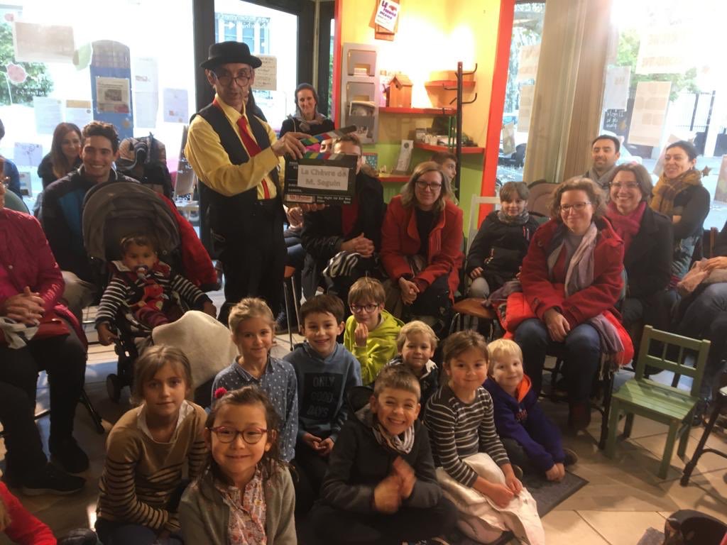 LMontchat's tweet photo. Ce WE la #FDL2019 c’était aussi à Montchat !
Dans le cadre du Festival des Livres et Lumières de #Montchat : lectures, illuminations, ateliers collectifs, musique et spectacles... vin chaud et jus bio &amp; local... tout était réuni pour de vrais moments de vivre et faire ensemble 😍 https://t.co/3c5KZYdo64