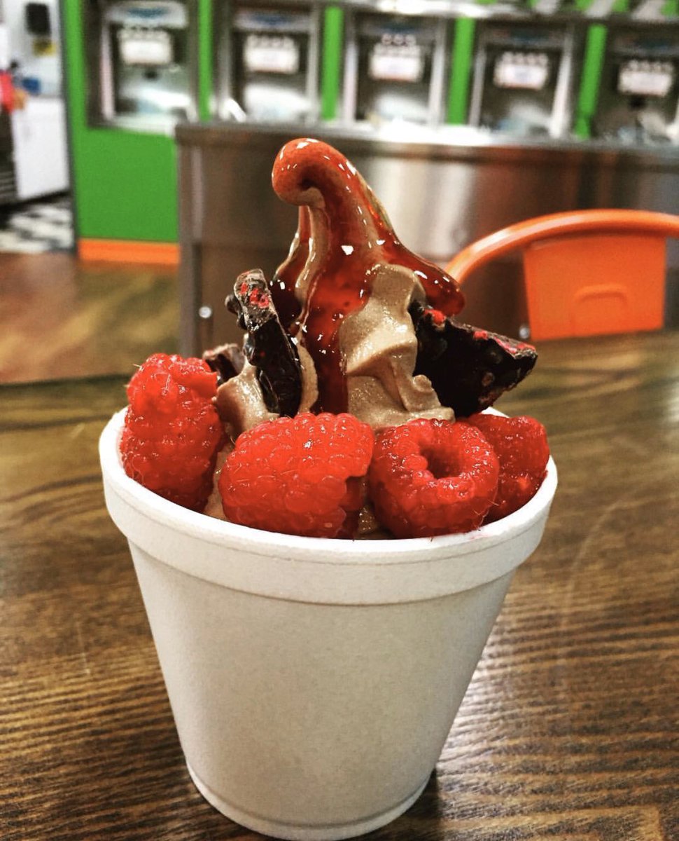FrozenLolas's tweet photo. Ohio really threw us for a loop and gave us 50 degree weather! 🌞You know what that means, time for yogurt! #itsalwaystime https://t.co/CS3GTpHtub