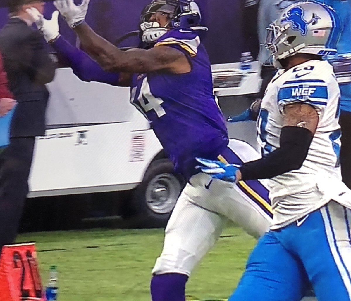 destinedtobe's tweet photo. Come here boo 🖤🏈 #skol #diggs @stefondiggs https://t.co/YjF4XfXV5s