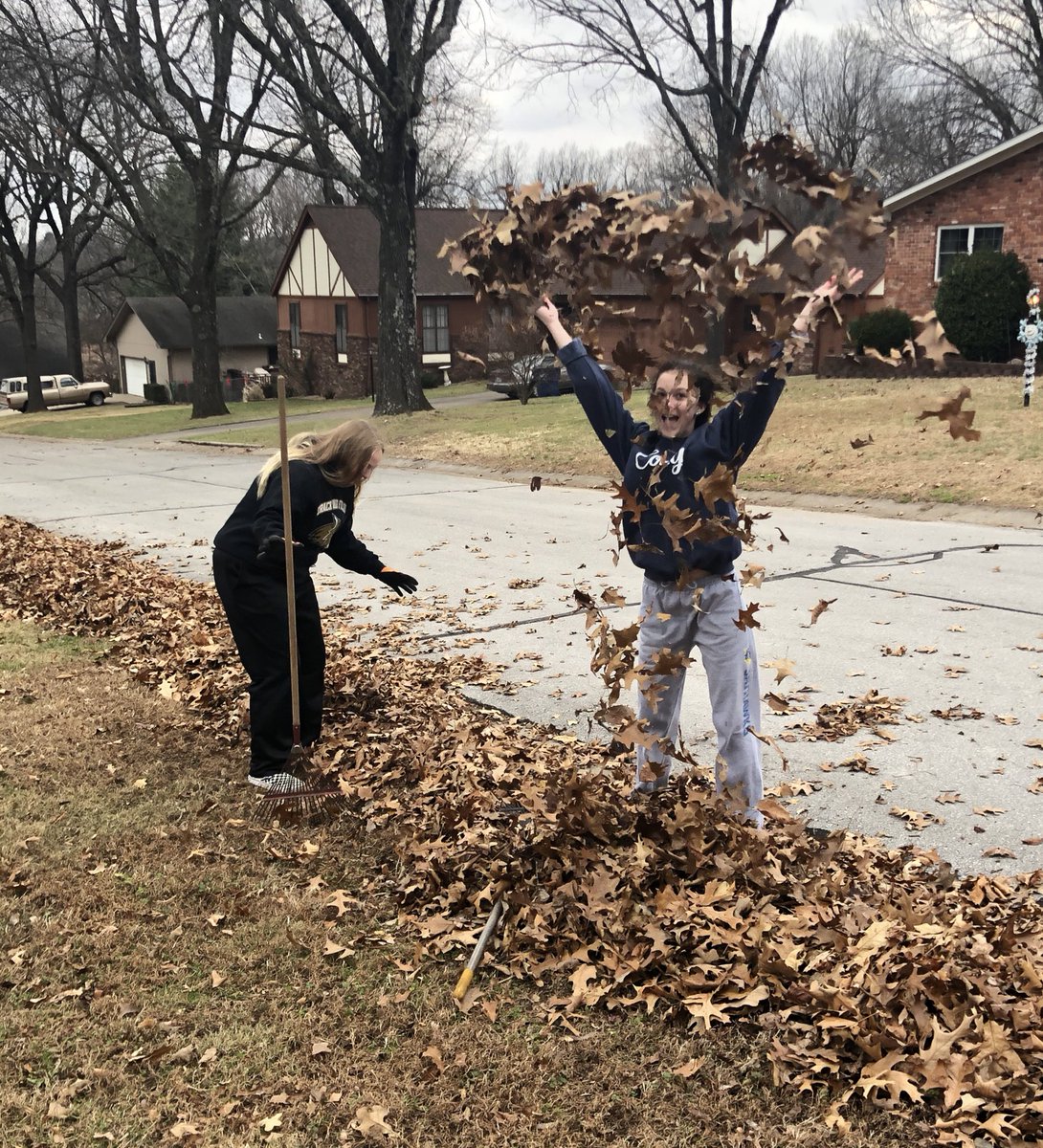 NeoshoGBB's tweet image. More community service out of our @Neosho_HS Girls 🏀 players prior to Sunday practice.  @PaceKristy &amp;amp; @HixsonOlivia raking leaves for local Senior Citizens again this week repping @NeoshoGBB &amp;amp; @Neosho_Key_Club. #NeoshoProud #ServiceOverSelf