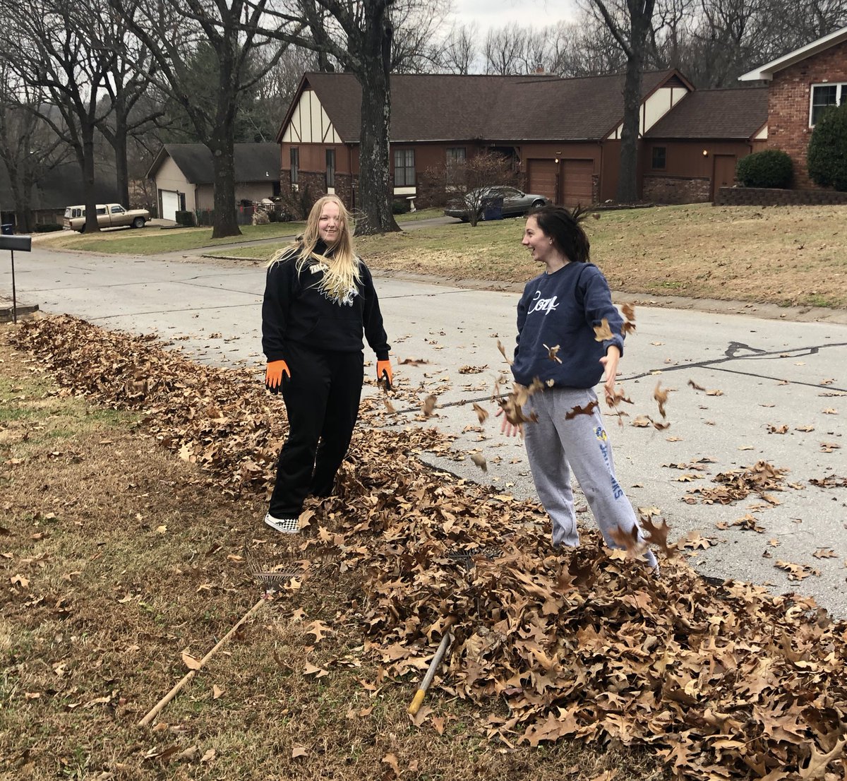 NeoshoGBB's tweet image. More community service out of our @Neosho_HS Girls 🏀 players prior to Sunday practice.  @PaceKristy &amp;amp; @HixsonOlivia raking leaves for local Senior Citizens again this week repping @NeoshoGBB &amp;amp; @Neosho_Key_Club. #NeoshoProud #ServiceOverSelf