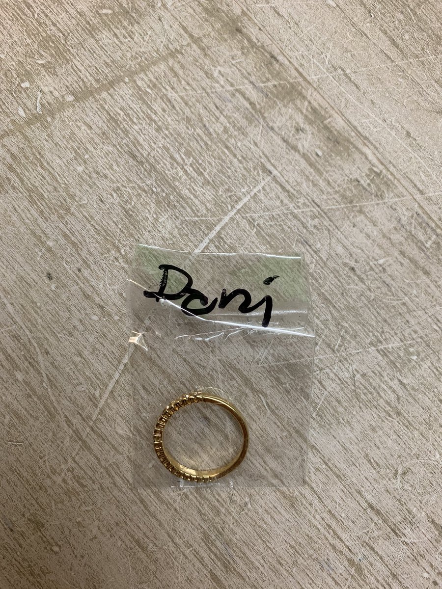 Me acabo de encontrar esta alianza en el ascensor del #aeropuerto @aeropuertodebilbao   Lo hemos dejado en #objetosperdidos   A ver si hay suerte!!