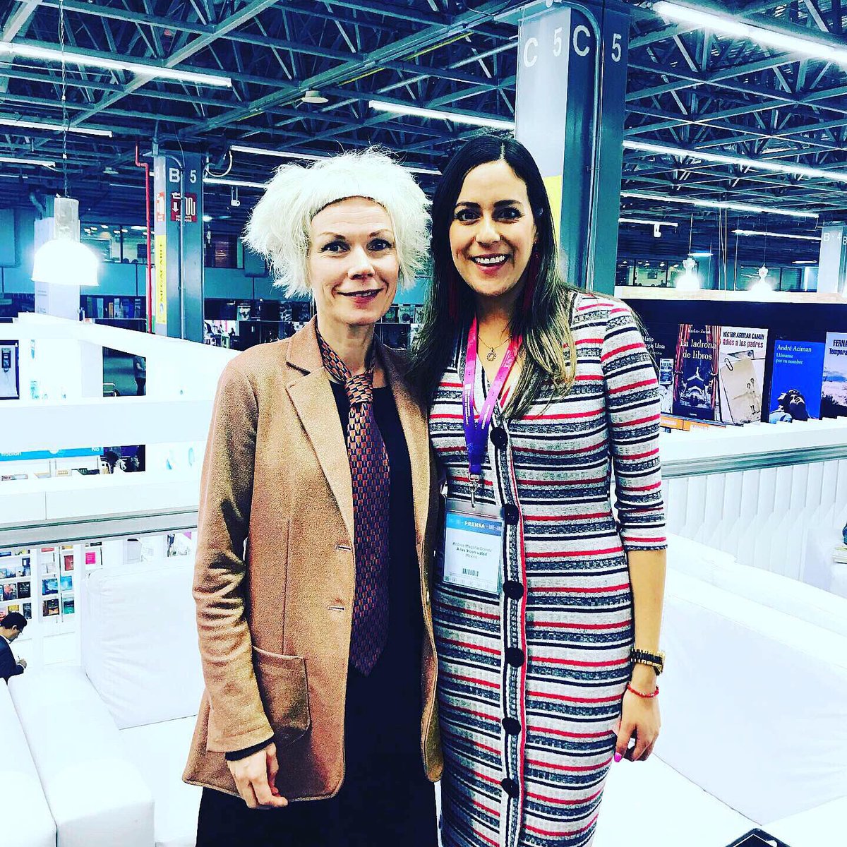 AndrumgFs's tweet photo. Hoy es el último día de la @filguadalajara,tenemos muchas lecturas📚 para compartir en su programa 💙@latertuliademinerva 📻 @mlavinm 
Escúchenos todos los jueves a las 7pm en el 630 de am o en https://t.co/FyENxbVwGu @JaliscoRadio 
#somoslectores #fil2019
#filaindia #latertulia https://t.co/QPjv2dWk79