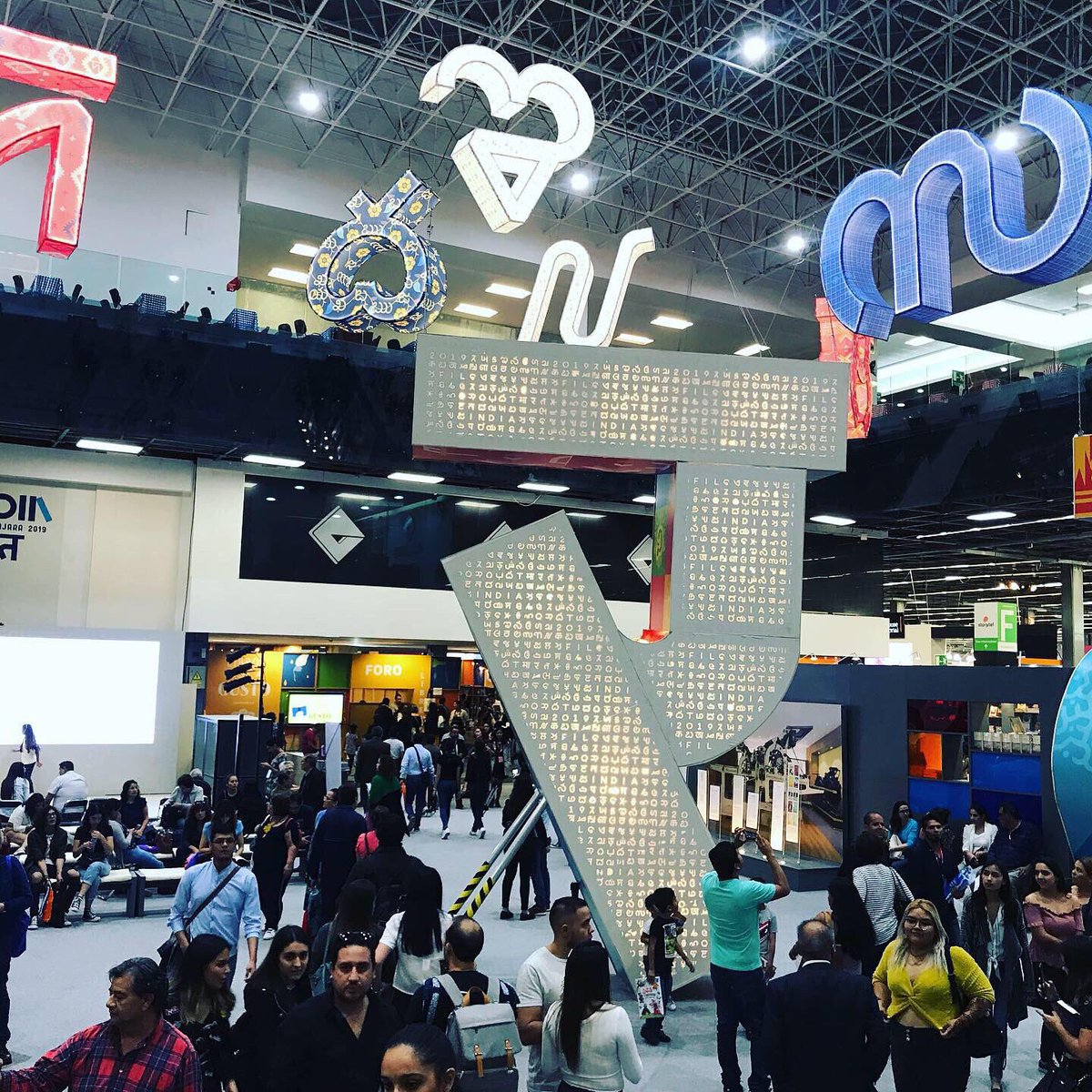 AndrumgFs's tweet photo. Hoy es el último día de la @filguadalajara,tenemos muchas lecturas📚 para compartir en su programa 💙@latertuliademinerva 📻 @mlavinm 
Escúchenos todos los jueves a las 7pm en el 630 de am o en https://t.co/FyENxbVwGu @JaliscoRadio 
#somoslectores #fil2019
#filaindia #latertulia https://t.co/QPjv2dWk79