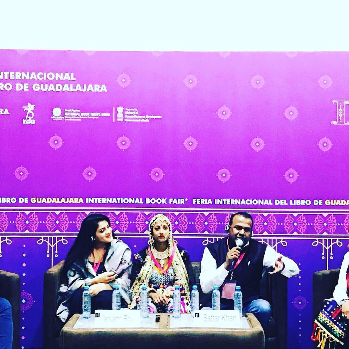 AndrumgFs's tweet photo. Hoy es el último día de la @filguadalajara,tenemos muchas lecturas📚 para compartir en su programa 💙@latertuliademinerva 📻 @mlavinm 
Escúchenos todos los jueves a las 7pm en el 630 de am o en https://t.co/FyENxbVwGu @JaliscoRadio 
#somoslectores #fil2019
#filaindia #latertulia https://t.co/QPjv2dWk79