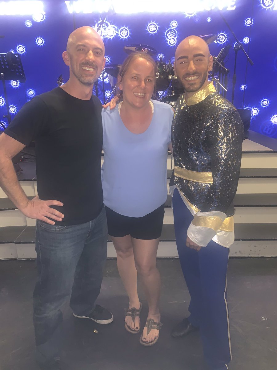 bizzymom04's tweet photo. When your husband finds out his #doppelgänger is a theatre performer on our #MSCMeraviglia cruise...#seeingdouble #twins #msc https://t.co/7x0Q7fc9Zw
