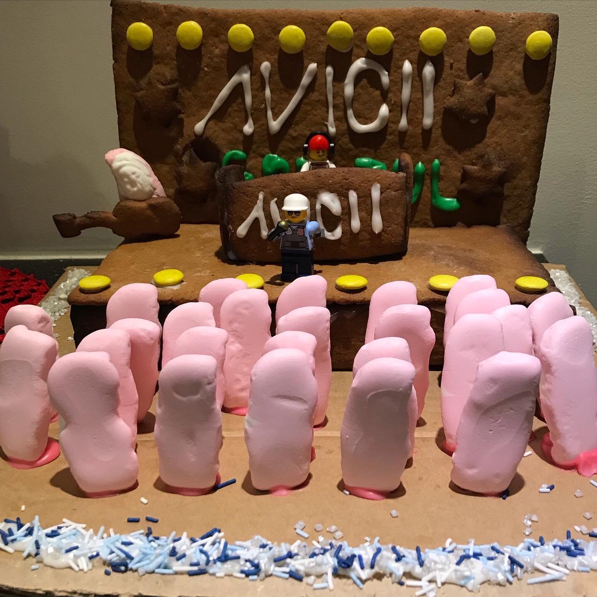 AndersAnders81's tweet photo. After my son watched the Avicii tribute concert this weekend, he doesn't want to build a gingerbread house, but instead a DJ scene ๐๐ค๐ผ
#Avicii #AviciiTributeConcert #djscene #lego #AviciiForever #aviciitribute https://t.co/oFf6k9iAdY