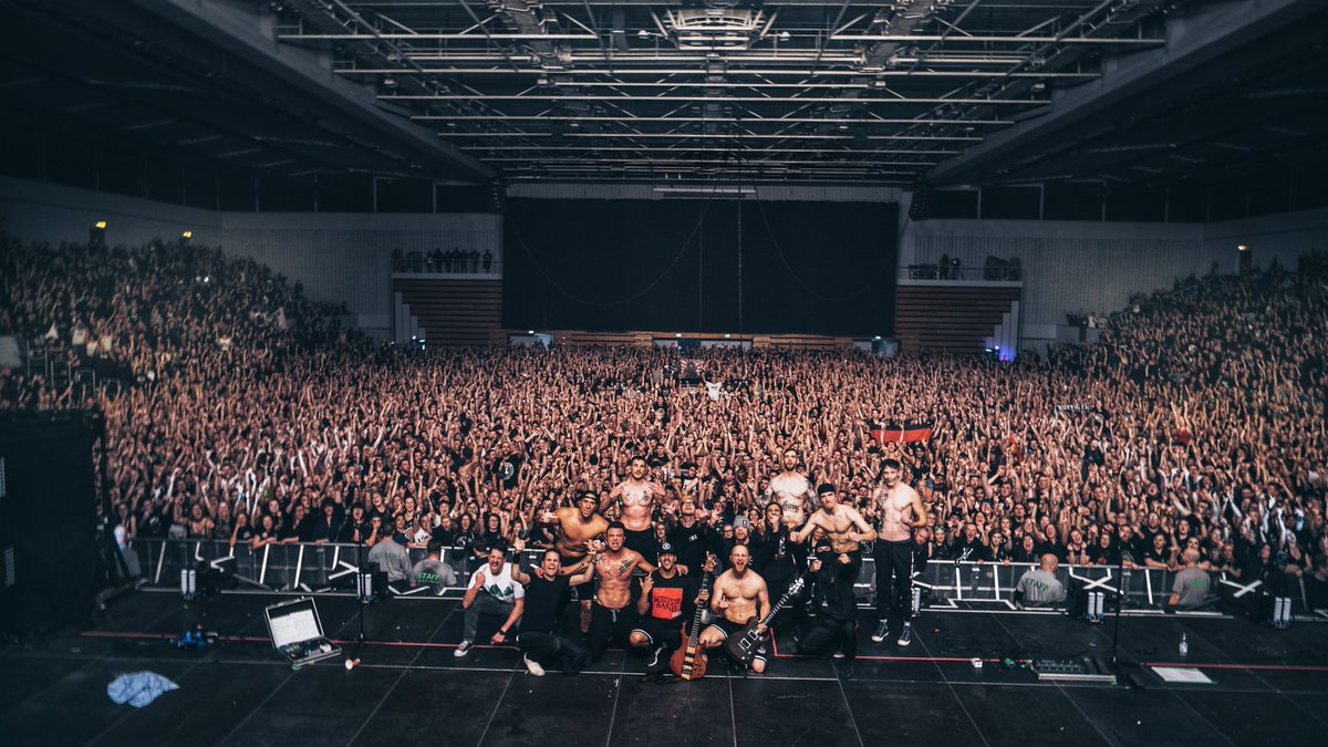 blokksta's tweet photo. Was für ein unvergesslicher Abend! Gestern zu Gast bei Swiss gewesen und mit einem Haufen Freunden vor 7000 Leuten "Heul doch" performt ☠️ https://t.co/rOsB5nAfm1