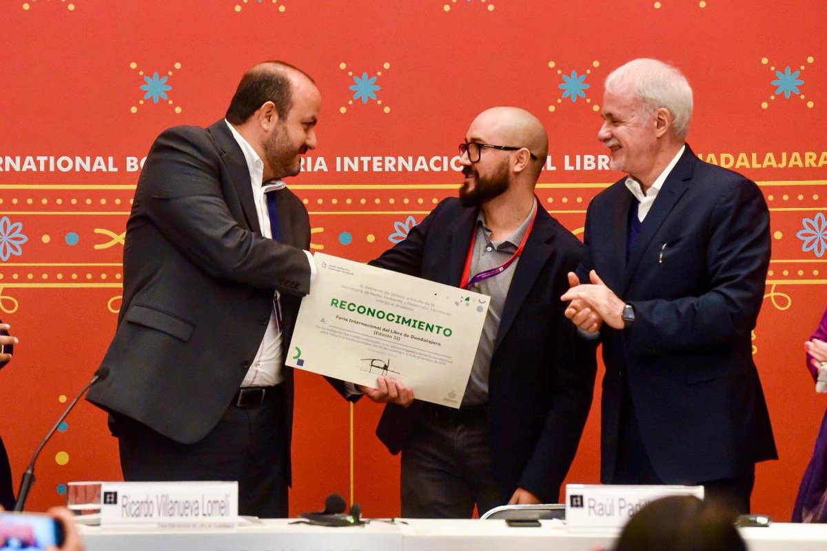 rvillanueval's tweet image. En la @FILGuadalajara implementamos el Programa “Impacto 0”, en el que realizamos acciones que reducen la huella ecológica y promueven las buenas prácticas. Por este mérito, el día de hoy la @SemadetJal nos entregó un reconocimiento como parte del #PCAV.