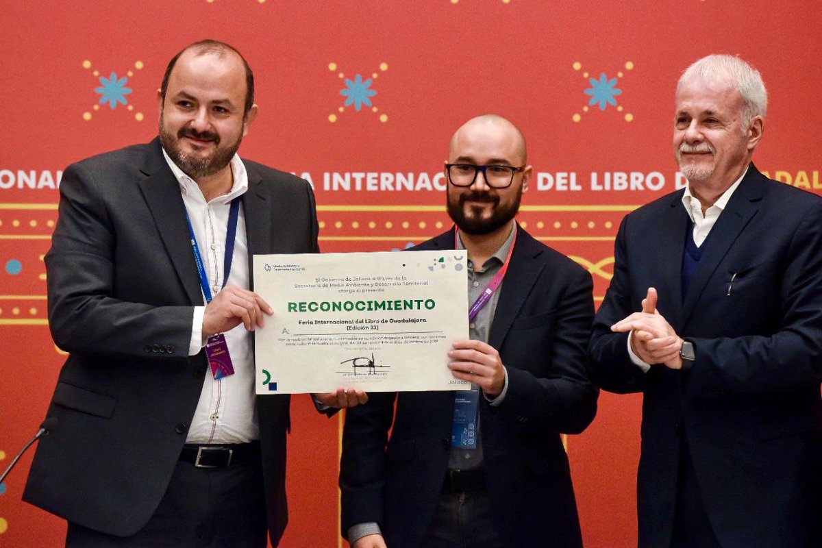 rvillanueval's tweet image. En la @FILGuadalajara implementamos el Programa “Impacto 0”, en el que realizamos acciones que reducen la huella ecológica y promueven las buenas prácticas. Por este mérito, el día de hoy la @SemadetJal nos entregó un reconocimiento como parte del #PCAV.