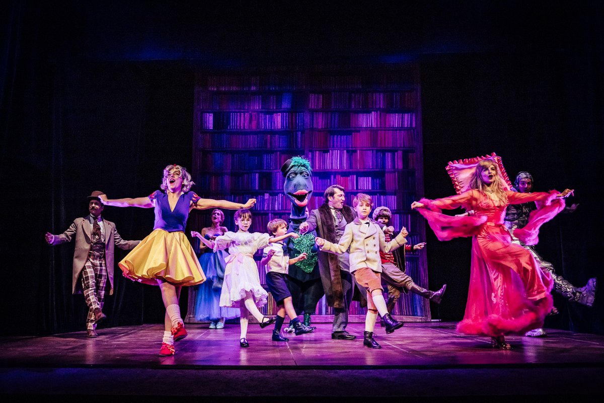 jvernemusical's tweet photo. Encore un week-end complet!
Nous ne savons pas si vous avez pris une montgolfière, un sous-marin ou un avion en papier pour venir nous voir mais vous étiez tous là et ça fait chaud au ❤.
Merci de venir nous voir toujours aussi nombreux au @TheatreEdouard7 
#JulesVerneMusical https://t.co/2qy99Fs2sL