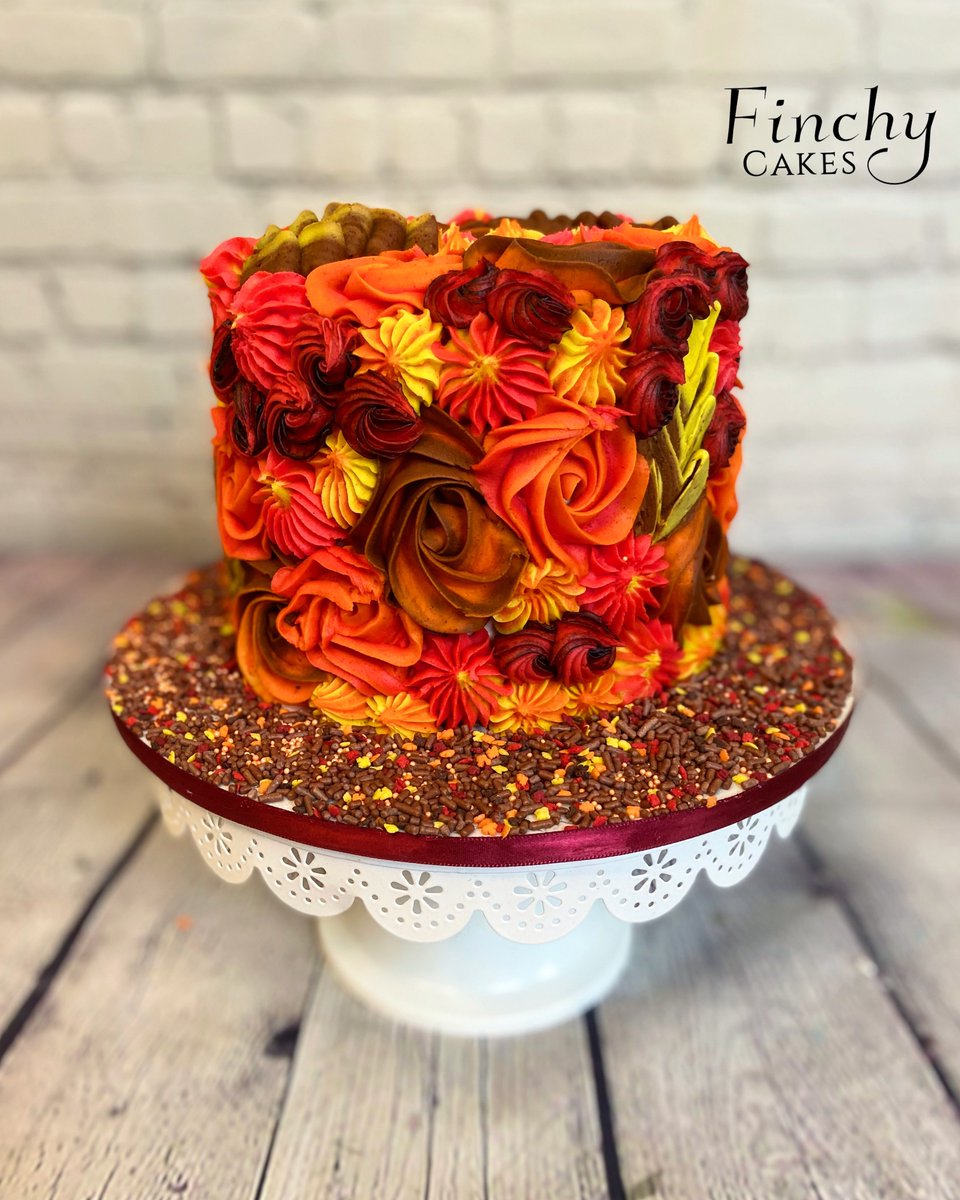 FinchyCakes's tweet photo. One last taste of fall before we give into winter.
#finchycakes #fallcake #buttercreamcake #buttercreamflowers https://t.co/9ubROAe9fz