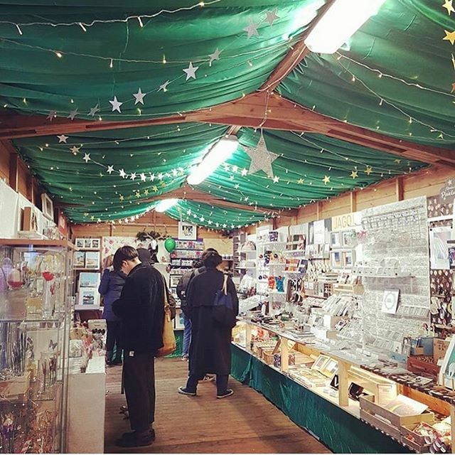 Our @canterbury_makers Christmas Hut in Canterbury which is opposite @menkind_uk 
Lots of handmade gifts ~ perfect for Christmas ~ including candles (of course), jewellery, vases, chocolate spoons, driftwood signs, cards, stamped cutlery, stationery, Chr… ift.tt/2YyfKOO