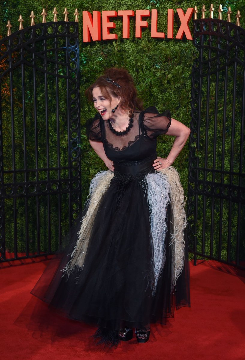 HelenaCentral's tweet photo. Nov 13 | "The Crown" Season 3 World Premiere

📷 https://t.co/dI6sy1WldL

#HelenaBonhamCarter #TheCrown #TheCrownNetflix #PrincessMargaret https://t.co/sQQjP3o98S