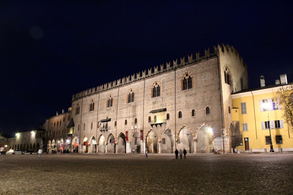 ViaggiareAndrea's tweet photo. Tour di due giorni per scoprire la stupenda #Mantova #Lombardia #Italia @inLOMBARDIA @cittàdimantova @UnescoMNSabb #travelblog #travelphotography https://t.co/MAeoctYnm7 https://t.co/aIgwnquNIv