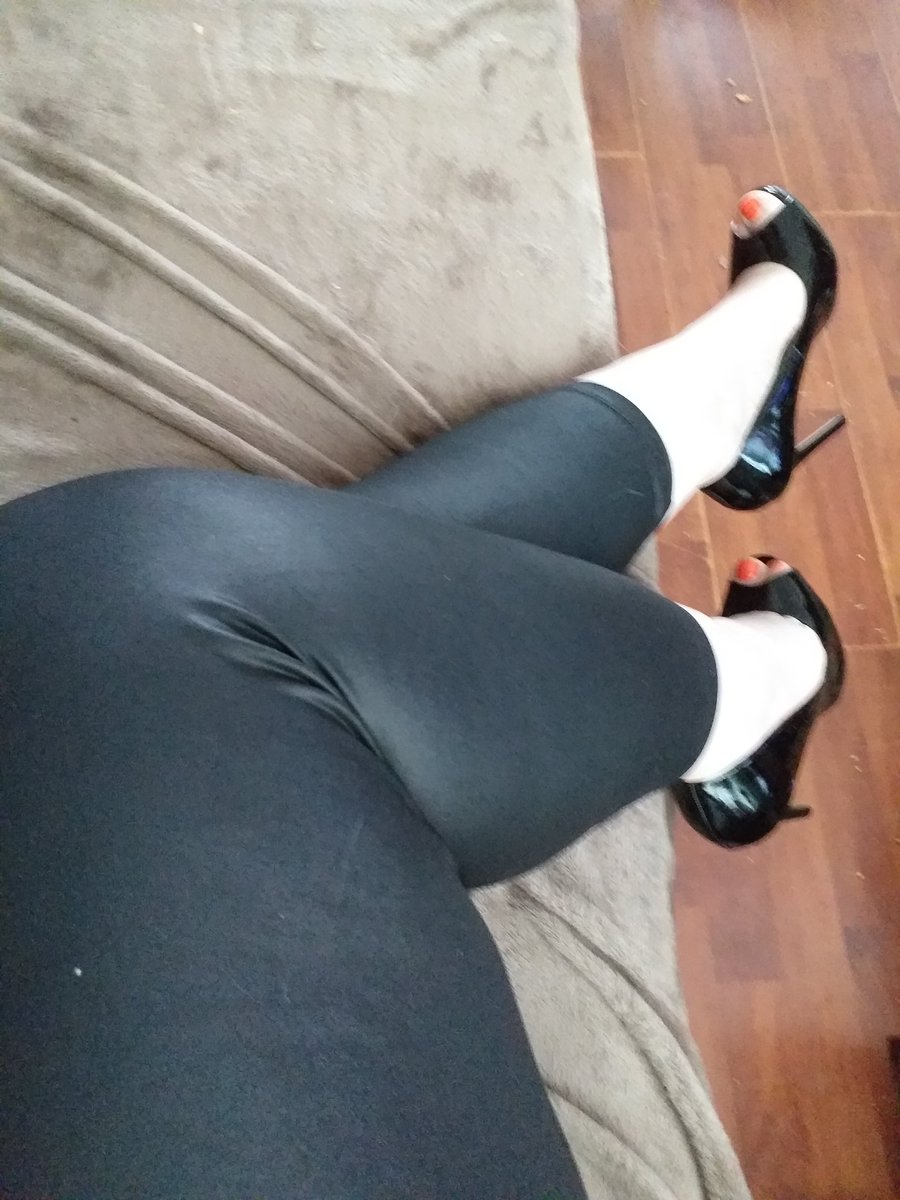 LongtoesMonique's tweet photo. Lazy sunday👠👠 https://t.co/wdpIicHRrQ