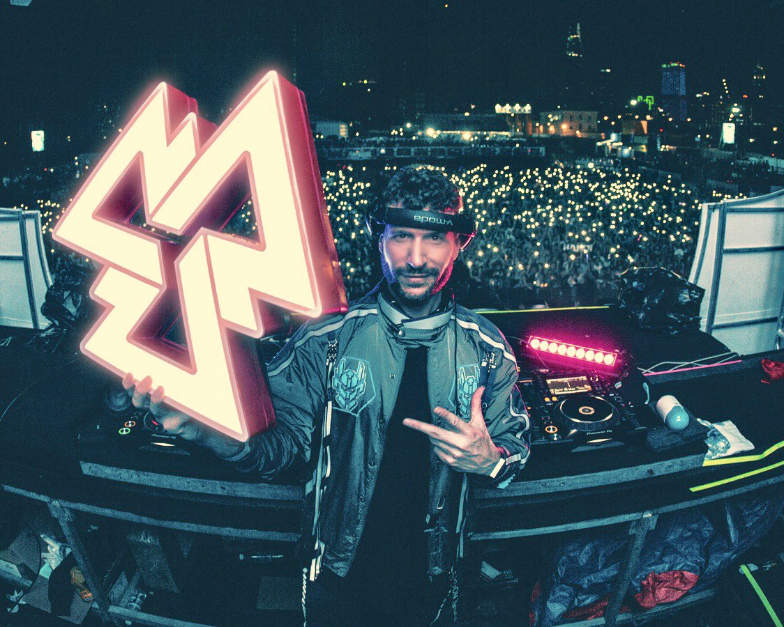 DonDiablo's tweet photo. Hi Mom 🙋🏻‍♂️ just calling in to let u know I had a great time in Singapore, China &amp; Vietnam this weekend. Didn’t sleep much so it was quite heavy, but what’s new!? I did eat a lot of vegetables though. As always. And I’m already flying back tomorrow. Again ✈️ Sending love, Donny 🖤 https://t.co/JyxzpIQYnr