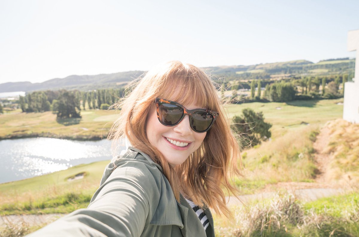 portalhoward's tweet photo. 📸 | Novas fotos de Bryce em Nova Zelândia na época em que ela estava promovendo o "The Ultimate New Zealand Experience" em 2017. As fotos foram tiradas por Julian Apse! 

Essas fotos são pura arte! 💚 https://t.co/ulSfwTJkDy