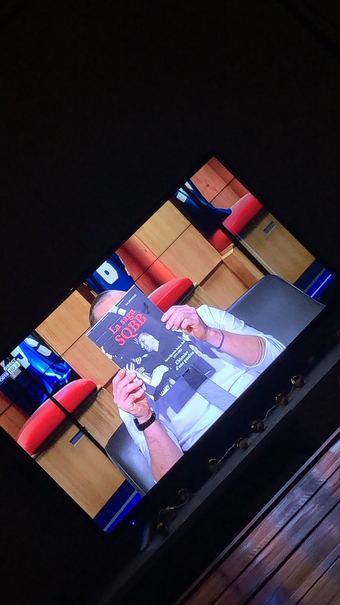 gfoulon95's tweet photo. Magnifique livre sur le club de basket de #StQuentin , merci à @beinsports_FR pour la publicité ! 😉 @singletonchr @SoFrenchProd dans le #SundayNightLive @NBAextra https://t.co/LbZt6jHpxT