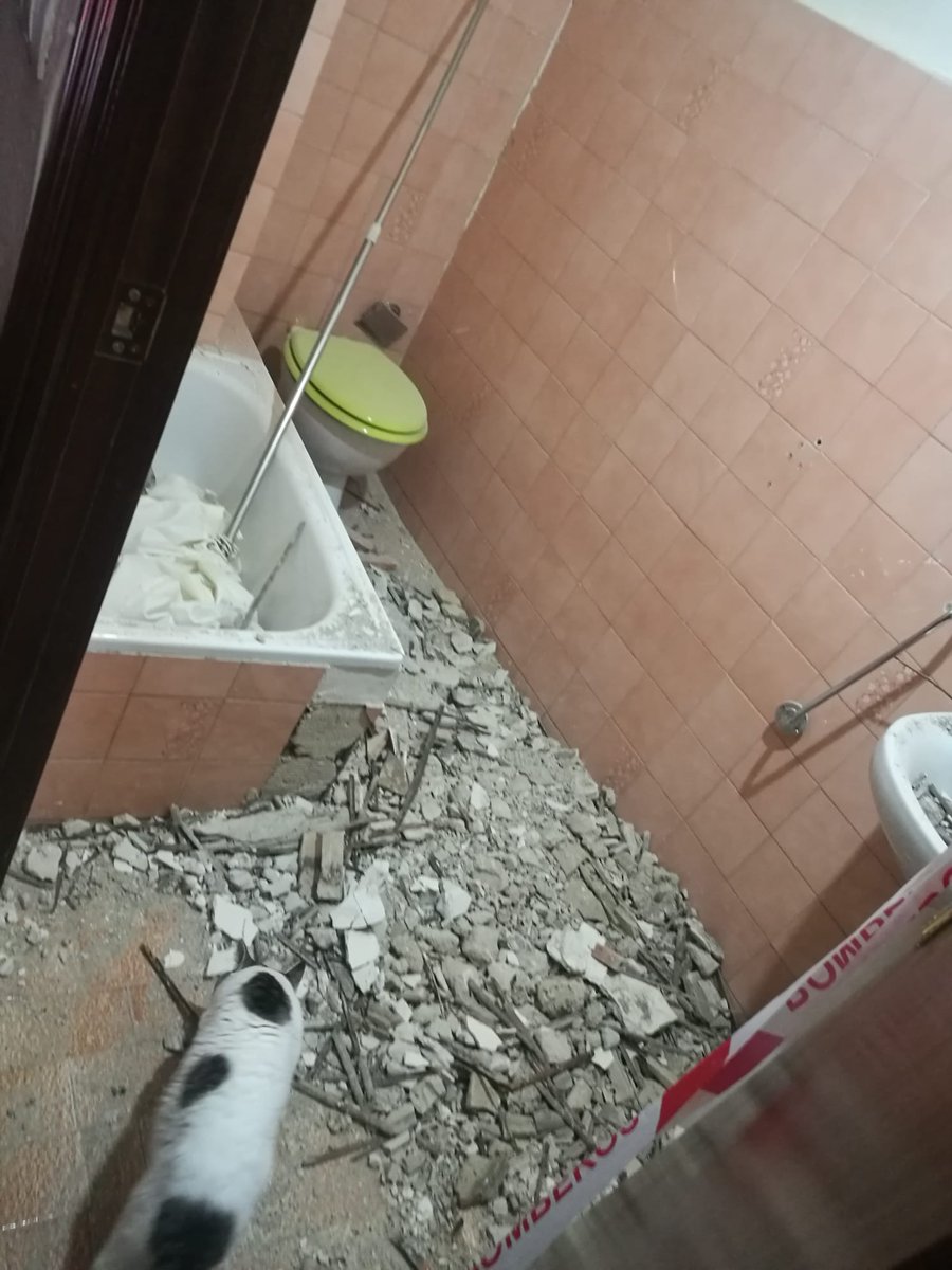 bomberosjaen's tweet photo. 🏚 Derrumbe parcial del forjado de un baño del segundo al primer piso. Se decide precintar y desalojar a la familia.
C/ Martínez Molina.
🕒 19:55
🚒 Unidad 16
👨🏻‍🚒 5 efectivos https://t.co/OefwgOG4eC