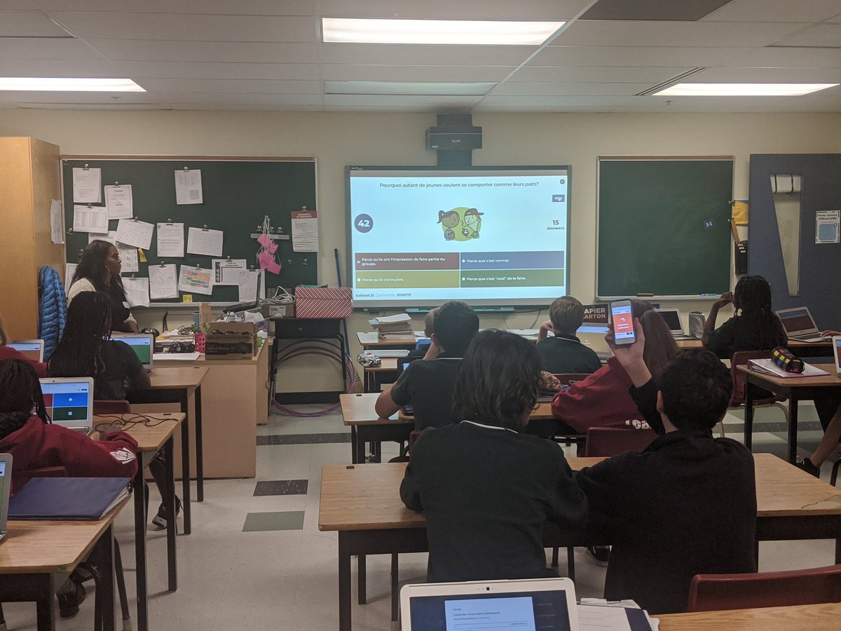 CcSamuelGenest's tweet photo. Les élèves de 8e année ont eu la chance d'assister à un atelier sur les pressions sociales offert par une étudiante de la Cité. Quelle belle occasion de réfléchir de l'impact de ces pressions sur eux. #SAMFierté #LaserEtFier #SAMFiers https://t.co/2567SxhBPS