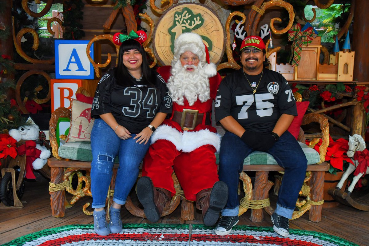 Yekatron's tweet photo. Our Christmas Photos ♥️ #HappyHolidays #NhlDucks #Raiders https://t.co/E1tBUmMs0X