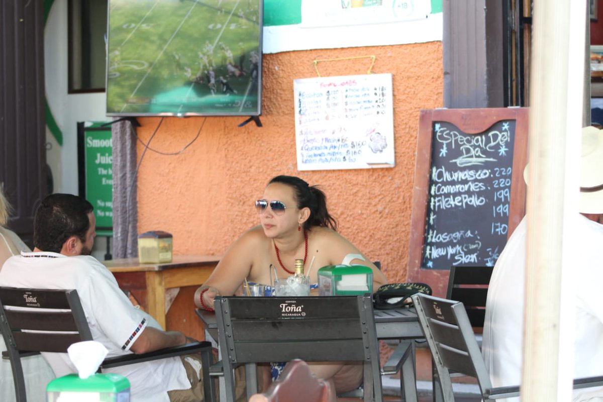 CPeludito's tweet photo. La pseudo periodista de @canal10nica q vive diciendo q vivimos en represión y en "dictadura" vean q bien la pasa en #Granada en un restaurante sobre la calzada, disfrutando de la paz en #Nicaragua
#PLOMO19 https://t.co/0eIezUdP9x