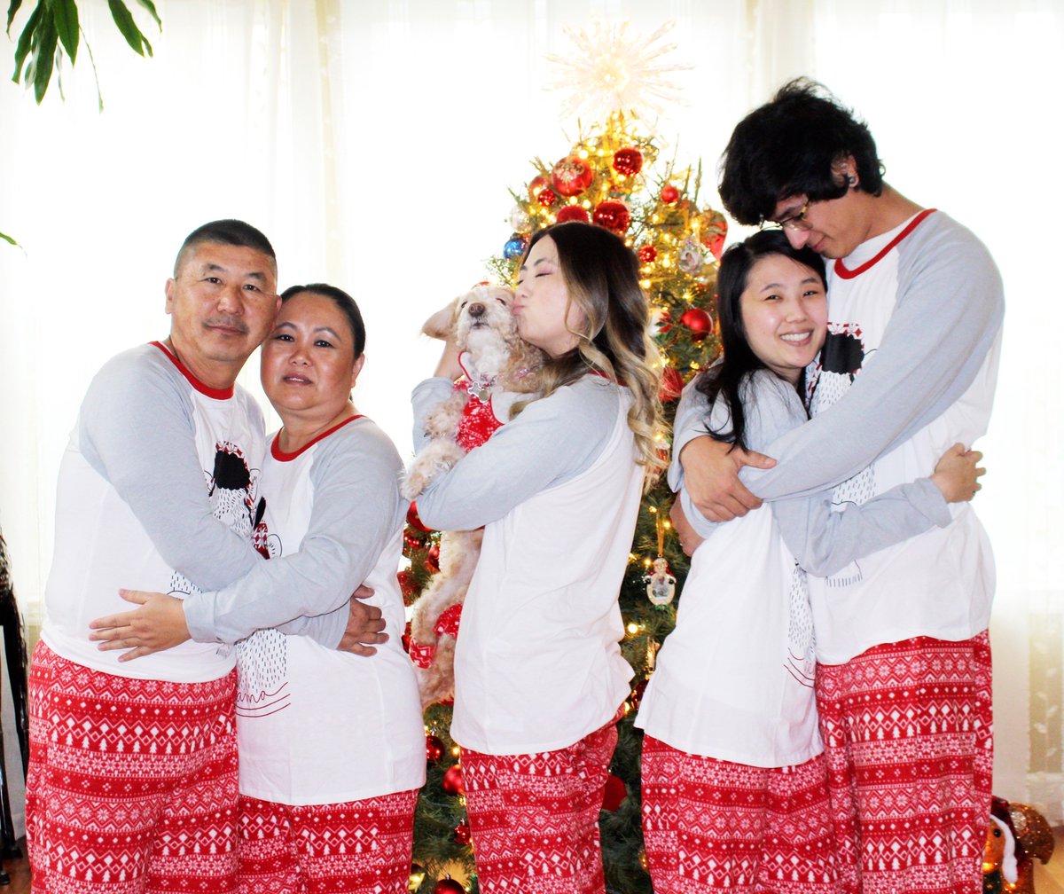 chueyee15's tweet photo. When you’re the single one in the family ... https://t.co/LXeH5VV3HO