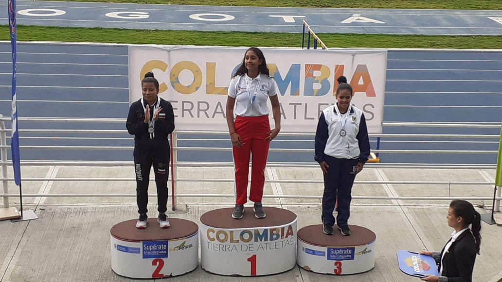 La soledeña Valentina Barrios en los más alto, al ganar esta tarde la medalla de ORO en lanzamiento de jabalina, con un nuevo récord nacional 53,44 mts,en la final de los @Superate_Col en Bogotá,Valentina es orgullo soledeño <a href="/soledadalcaldia/">Alcaldía de Soledad</a> <a href="/herrerajoao1/">Joao Herrera</a>
