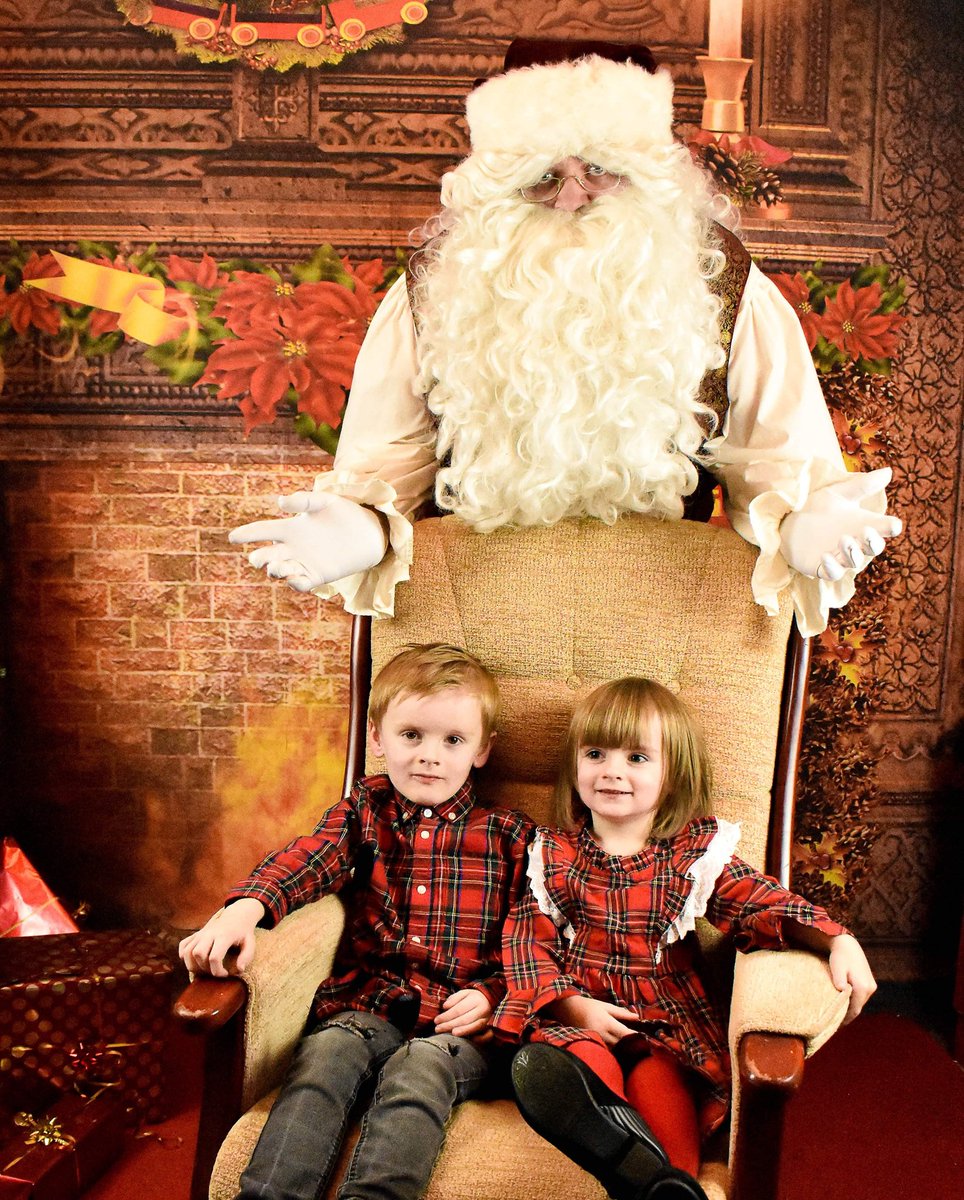 AnnaRob_primary's tweet photo. Seeing the magic of Christmas through my children's eyes makes my heart swell ♥️♥️ https://t.co/XJkLVWW8rD