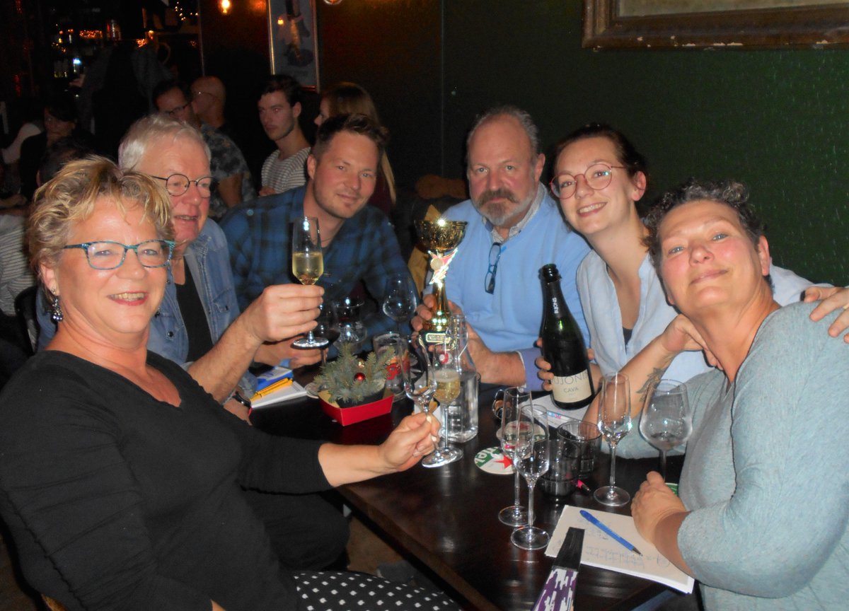 Even Dienke pakt de winst van de 52ste pubquiz in <a href="/CafeDeBiet/">Cafe De Gekroonde Suikerbiet</a> in Zierikzee!