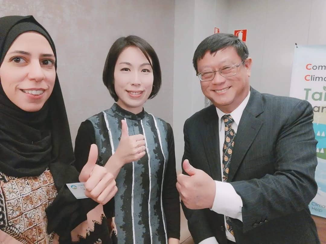 youthclimatedec's tweet photo. A copy of the #YouthClimateDeclaration has been given to the minister of the #environment of #Taiwan!
The declaration has been offered to the minister in occasion of the welcome reception of the delegation from Taiwan at #COP25
#WeTheYouth #ClimateDebate #ClimateAction https://t.co/6waPw8hJXp