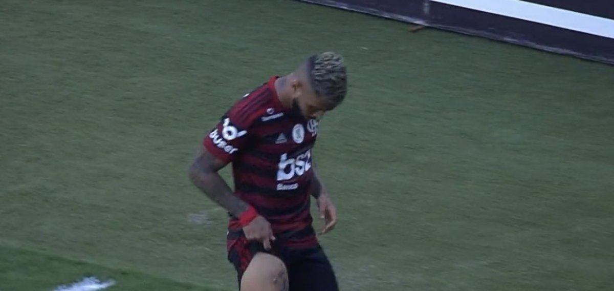 Gabigol provocar a torcida do Santos, clube que o revelou para o futebol, já não é uma atitude legal. Mais insano ainda é ele mostrar tatuagem de Libertadores para “debochar” de uma torcida TRI CAMPEÃ! Os grandes craques da bola não precisam e não praticam isso.