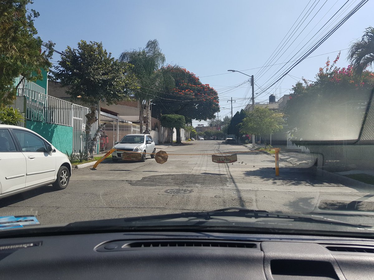 LOBOALFA76's tweet photo. Tuve que rodear un buen por encontrarme con esta super m.. no es posible tanta impunidad y omisión @PoderAG_Tlaquep @GobTlaquepaque @MovilidadTlaq @JonadabMartinez https://t.co/CaQGH4X1GI