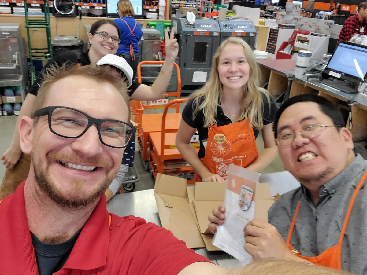 kennycurrent's tweet photo. Jordan getting a Homer! He's being recognized for providing excellent customer service and getting mentioned by name on the VOC. Great job Jordan! #team478 #D60proud #recognition #D25rocks https://t.co/EnAtaf5mk1