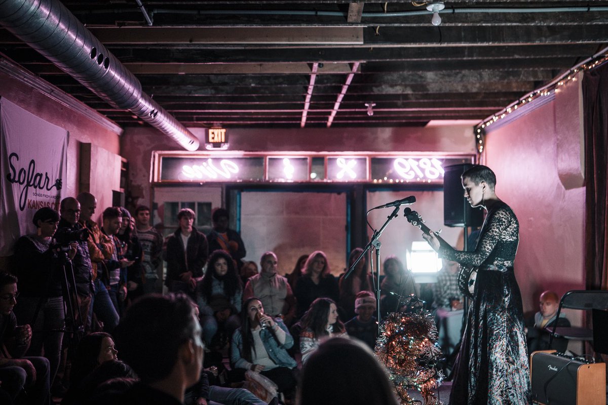 sofarsoundskc's tweet image. Looking for a unique 🎁 for the holidays? Give the gift of Sofar! Swipe over for details on our next show // head to our website (sofarsounds.com/kansas-city) to sign up for your chance to attend our next Sofar.
——————————————
🗓: 12.15.18
🎙️: Teri Quinn
📍: 1819 Vine
📸: @mannarisms