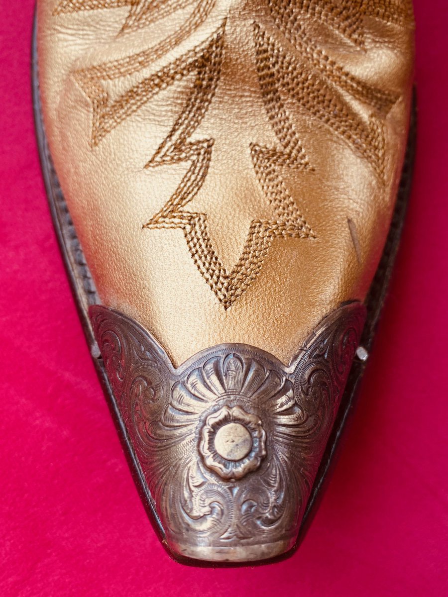 Back_AtTheRanch's tweet photo. Ornate Touch ! 🔸🔸 Gold Metallic Wings with sterling silver toe tips.  A classic boot accessory to upgrade all styles.  Also makes a perfect stocking stuffer🎁 🎁

DM  FOR  INFORMATION🤠🤠 #backattheranch.com
#bootsfromtheranch
#cowboyboots 
#cowgirlboots https://t.co/KW3q8QxtTW