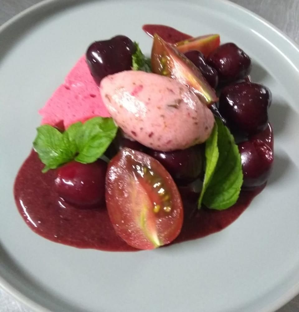 MesaDeEstacion's tweet photo. Huevo de chacra poche , arvejas a la catalana y lactonesa con ajo es la propuesta de Del Sur para esta #MesaDePrimavera. ¿El postre? Una textura de cerezas hecha con frutos de su huerta. https://t.co/EgJXJtE7gy