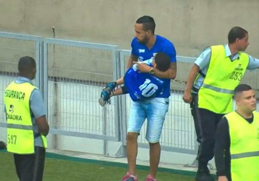 geglobo's tweet photo. Depois da confusão generalizada na arquibancada do Mineirão, torcedor é autorizado a entrar no gramado com seu filho pequeno https://t.co/LNj02eA6ZD https://t.co/ibwqcgPCzk