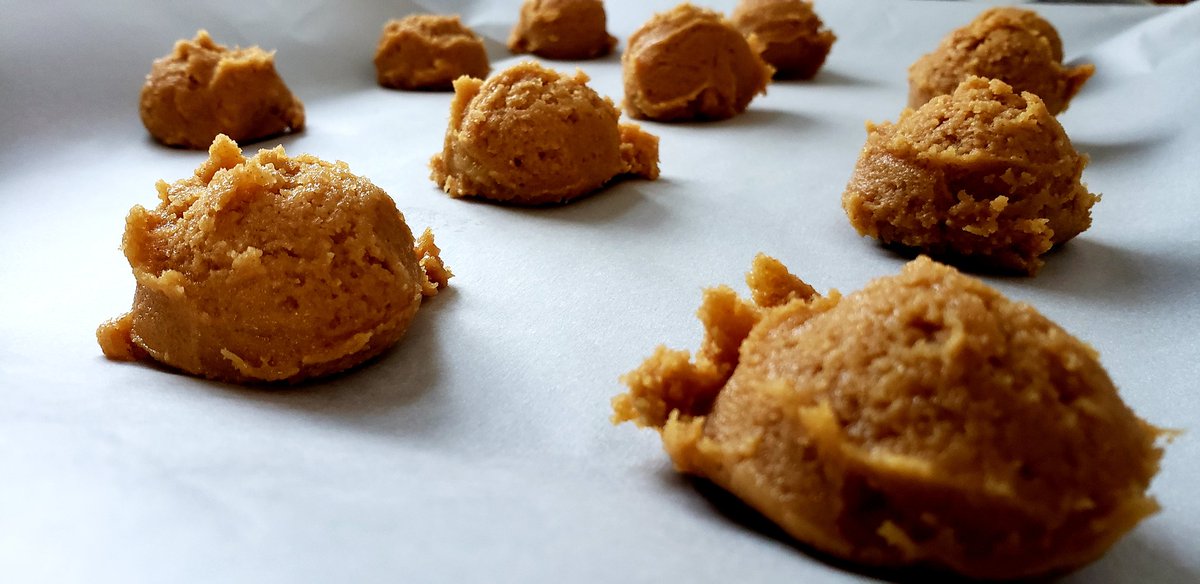 KitchenWitchK8's tweet photo. Busy #baking on this #fine #chilly #sunday #afternoon. Three #ingredient #peanutbutter #cookies with a @Hersheys kiss for good measure. #sundayvibes https://t.co/vQ0MfGwVrs