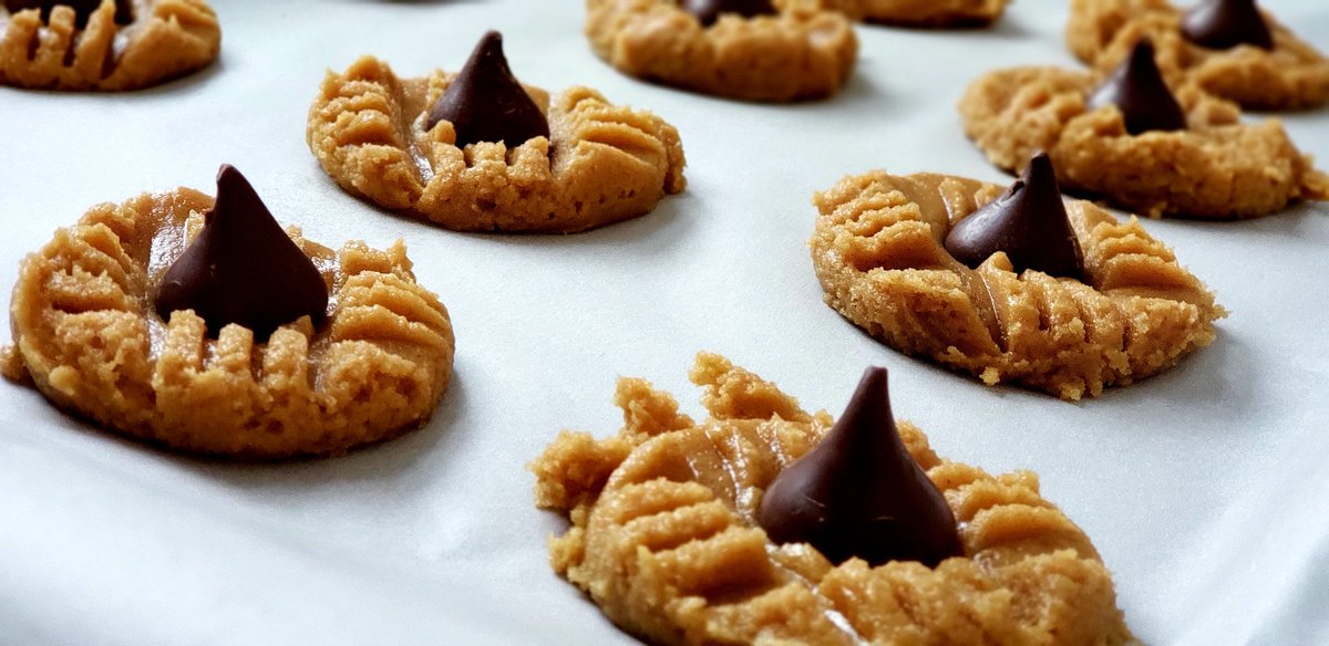 KitchenWitchK8's tweet photo. Busy #baking on this #fine #chilly #sunday #afternoon. Three #ingredient #peanutbutter #cookies with a @Hersheys kiss for good measure. #sundayvibes https://t.co/vQ0MfGwVrs