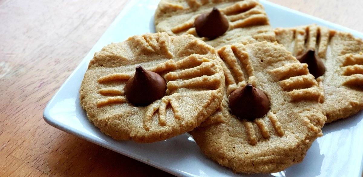KitchenWitchK8's tweet photo. Busy #baking on this #fine #chilly #sunday #afternoon. Three #ingredient #peanutbutter #cookies with a @Hersheys kiss for good measure. #sundayvibes https://t.co/vQ0MfGwVrs