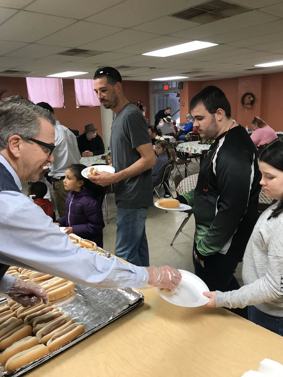 Winnecke2019's tweet photo. Joining young volunteers serving lunch @ Star Neighborhood Association Christmas party https://t.co/hpdDSWiaEj