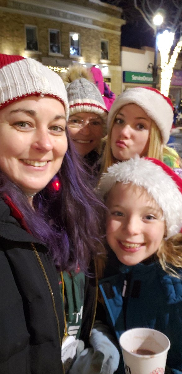 Great turnout for Grimsby's Santa Claus Parade. Hope everyone enjoyed their hot chocolate from the Grimsby Kinsmen and Kinettes! #BeMerry #SantaClausParade 🎅 #GrimsbyOn