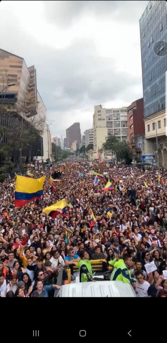 ¿Y el uribismo que difamó en bloque a <a href="/AdrianaLucia/">Adriana Lucía</a> va a seguir diciendo que esta jornada ciudadana histórica es para que “según una buena fuente” Duque le dé contratos? #UnCantoXColombia para que el gobierno escuche....  .

 #UnCantoXColombia